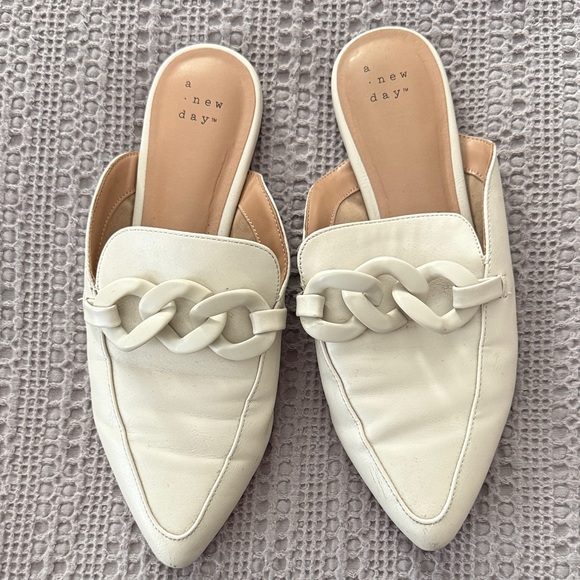 a new day Shoes - a new day Off-White Pointed Chain-Detail Slip-On Mules
